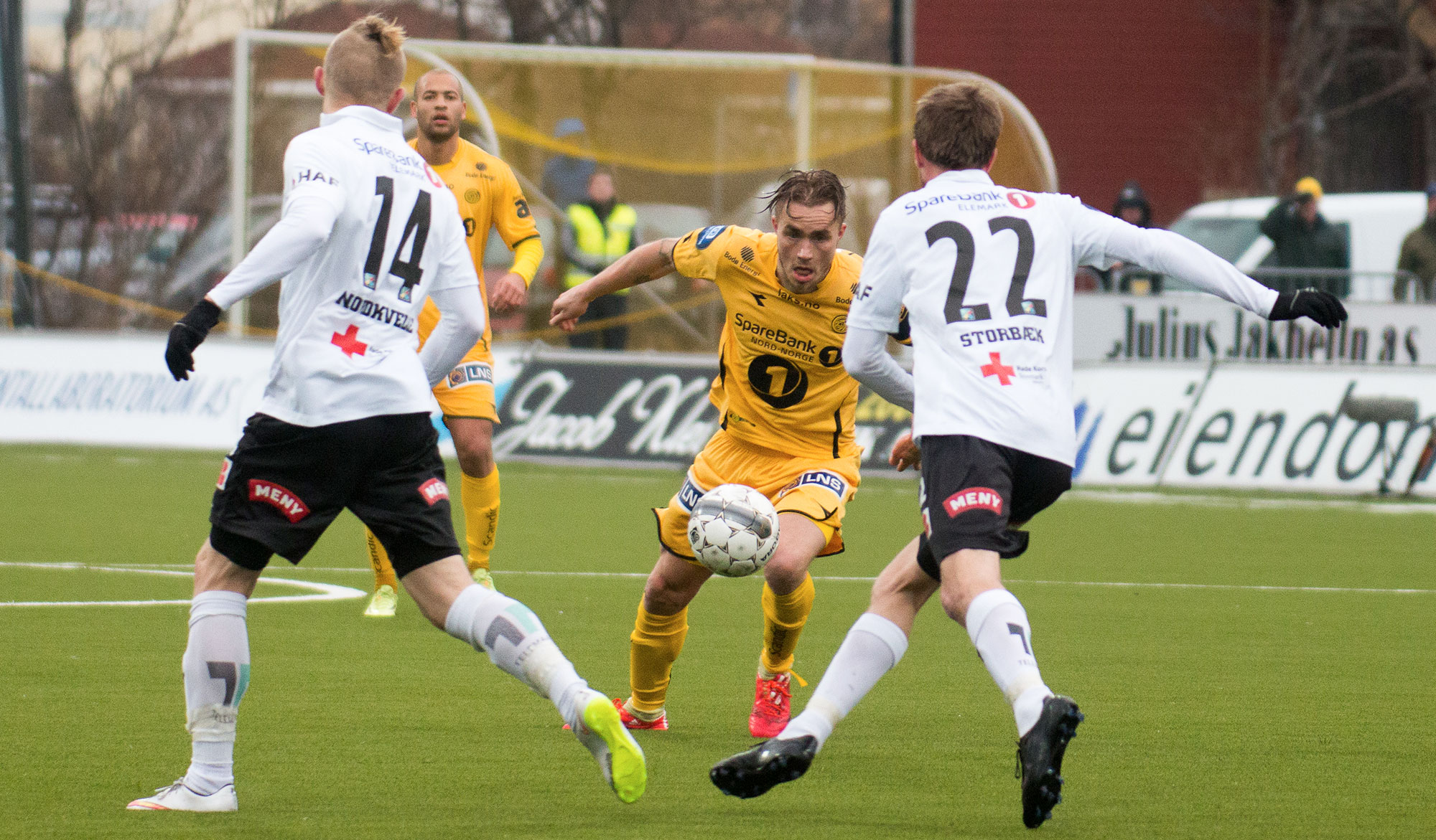Trond Olsen var Glimts beste mot Odd. Kollega Kristian Brix på venstrebacken er i tvil om hvordan Glimt skal spille. Foto: Per Inge Johnsen.