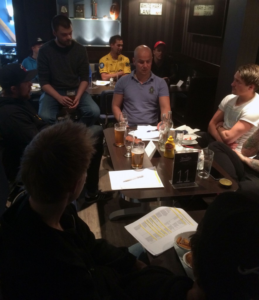 Fra møtet på Smiths søndag 7. juni. Glimt-leder Mads Torrissen møtte supportere og andre interesserte.