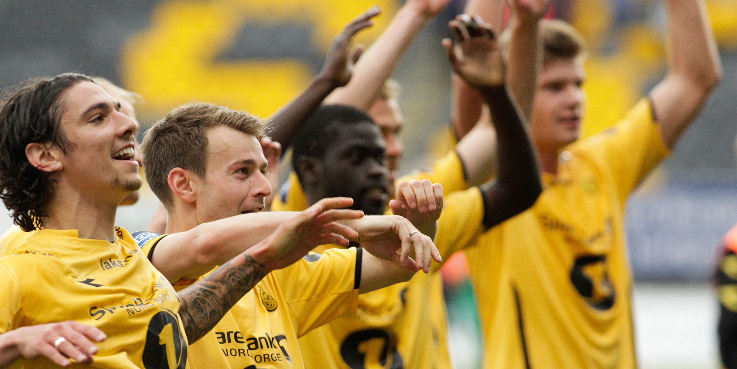 Glimtspillerne feirer mot supporterne etter kampen mellom Bodø/Glimt og Aalesund på Aspmyra Stadion. Kampen endte 1-0. Foto: Mats Torbergsen / NTB scanpix
