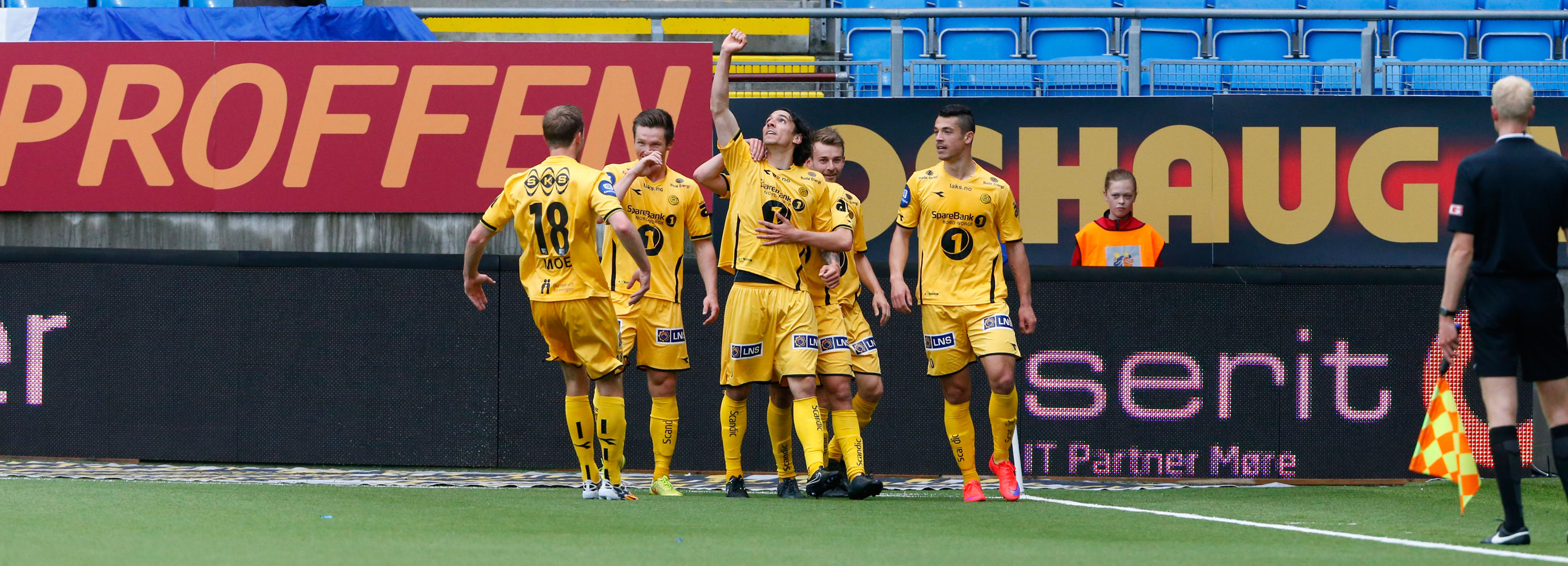 Bodø/Glimts Zarek Valentin (nr 3 f.v.) feirer 0-1 i eliteseriekampen mellom Molde og Bodø/Glimt på Aker Stadion. Foto: Svein Ove Ekornesvåg / NTB scanpix
