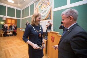 Her overtar Ida Pinnerød som ordfører etter Ole Henrik Hjartøy. Et historisk øyeblikk i bystyresalen. Foto: Bodø kommune/Per Ingen Johnsen.