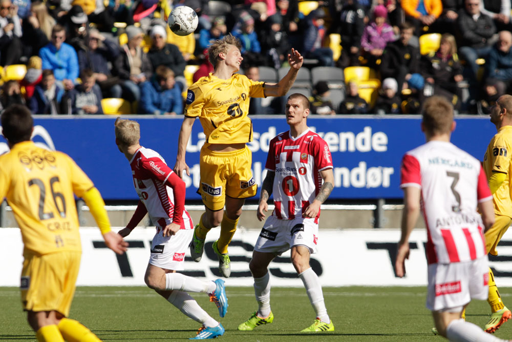 Ulrik Saltnes jobber, Zdenek Ondrášek ser på. Foto: Mats Torbergsen / NTB scanpix