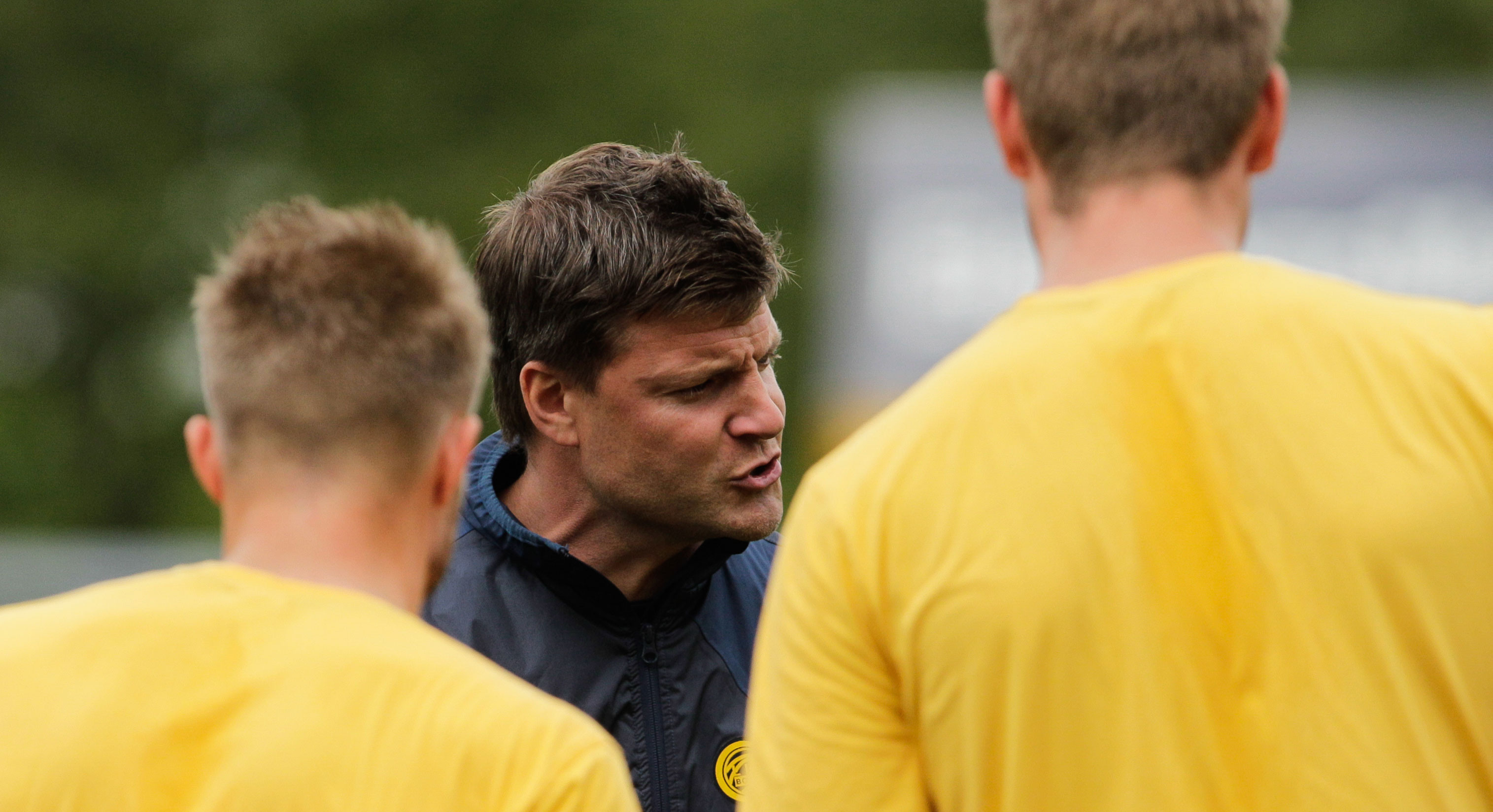 Bodø/Glimts assistenttrener Aasmund Bjørkan med peptalk før eliteseriekampen mellom Bodø/Glimt og Aalesund på Aspmyra Stadion. Kampen endte 1-0. Foto: Mats Torbergsen / NTB scanpix