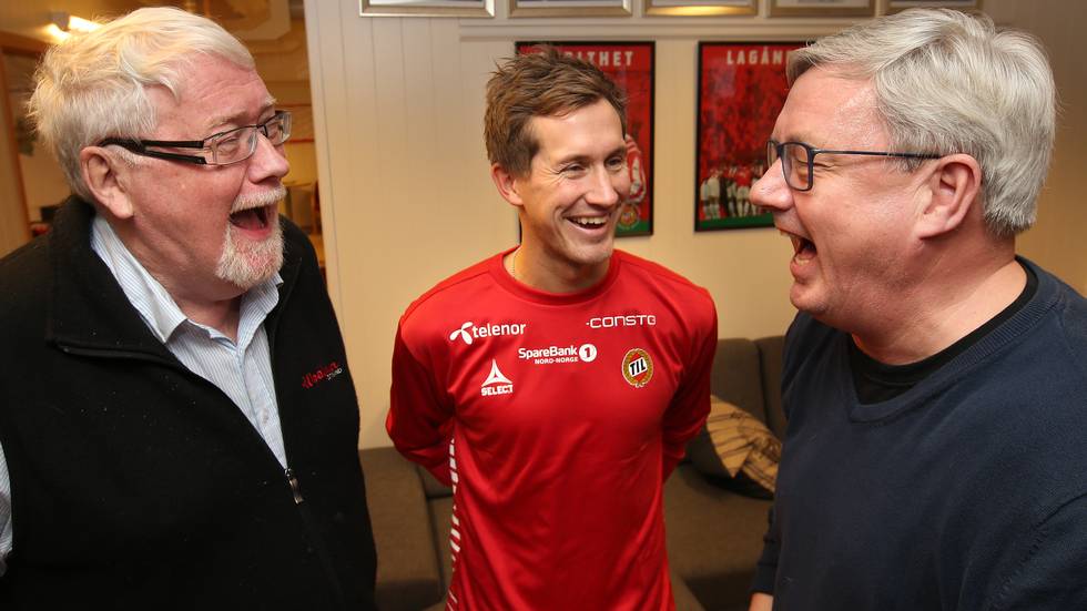 Benn Eidissen (til høyre) gliser bredt sammen med Trond Mohns mann i Tromsø, Kjell Kolbeinsen og TIL-spiller Morten Gamst Pedersen. Foto: Ronald Johansen/iTromsø.