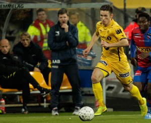 Aasmund Bjørkan gjesper og Daniel Edvardsen spiller - her fra kampen mot Sandefjord på Aspmyra. Foto: Mats Torbergsen / NTB scanpix