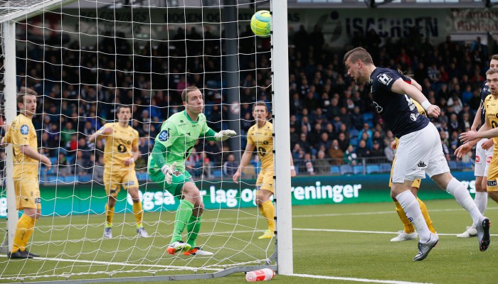 Ingen i Glimtforsvaret brydde seg om Strømsgodsets Flamur Kastrati som fikk heade inn 2-0 i kampen mellom Strømsgodset og Bodø/Glimt på Marienlyst stadion i Drammen. Foto: Cornelius Poppe / NTB scanpix