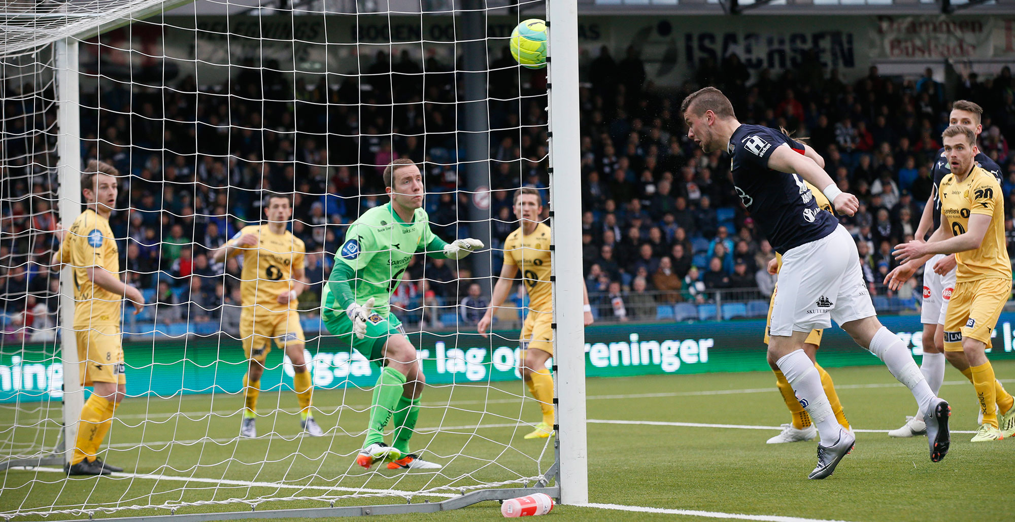 Ingen i Glimtforsvaret brydde seg om Strømsgodsets Flamur Kastrati som fikk heade inn 2-0 i kampen mellom Strømsgodset og Bodø/Glimt på Marienlyst stadion i Drammen. Foto: Cornelius Poppe / NTB scanpix
