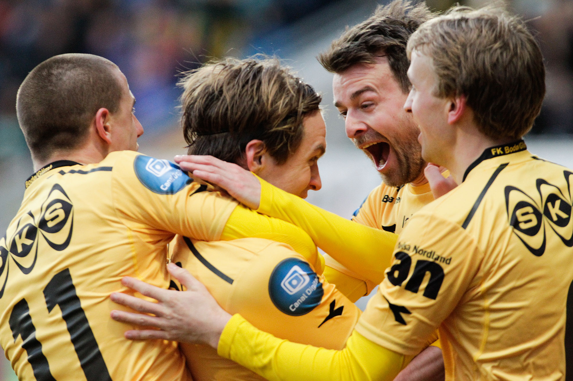 Bodø/Glimts Martin Bjørnbak får velfortjente gratulasjoner etter å ha hamret inn 3-0 på vakkert vis under eliteseriekampen mellom Bodø/Glimt og Stabæk på Aspmyra Stadion. Kampen endte 3-1. Foto: Mats Torbergsen / NTB scanpix