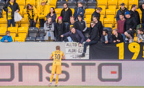 Trond Olsen viste kapteinstakter i møtet med engasjerte supportere etter tapet for Sarpsborg mandag kveld. Foto: Per-Inge Johnsen.