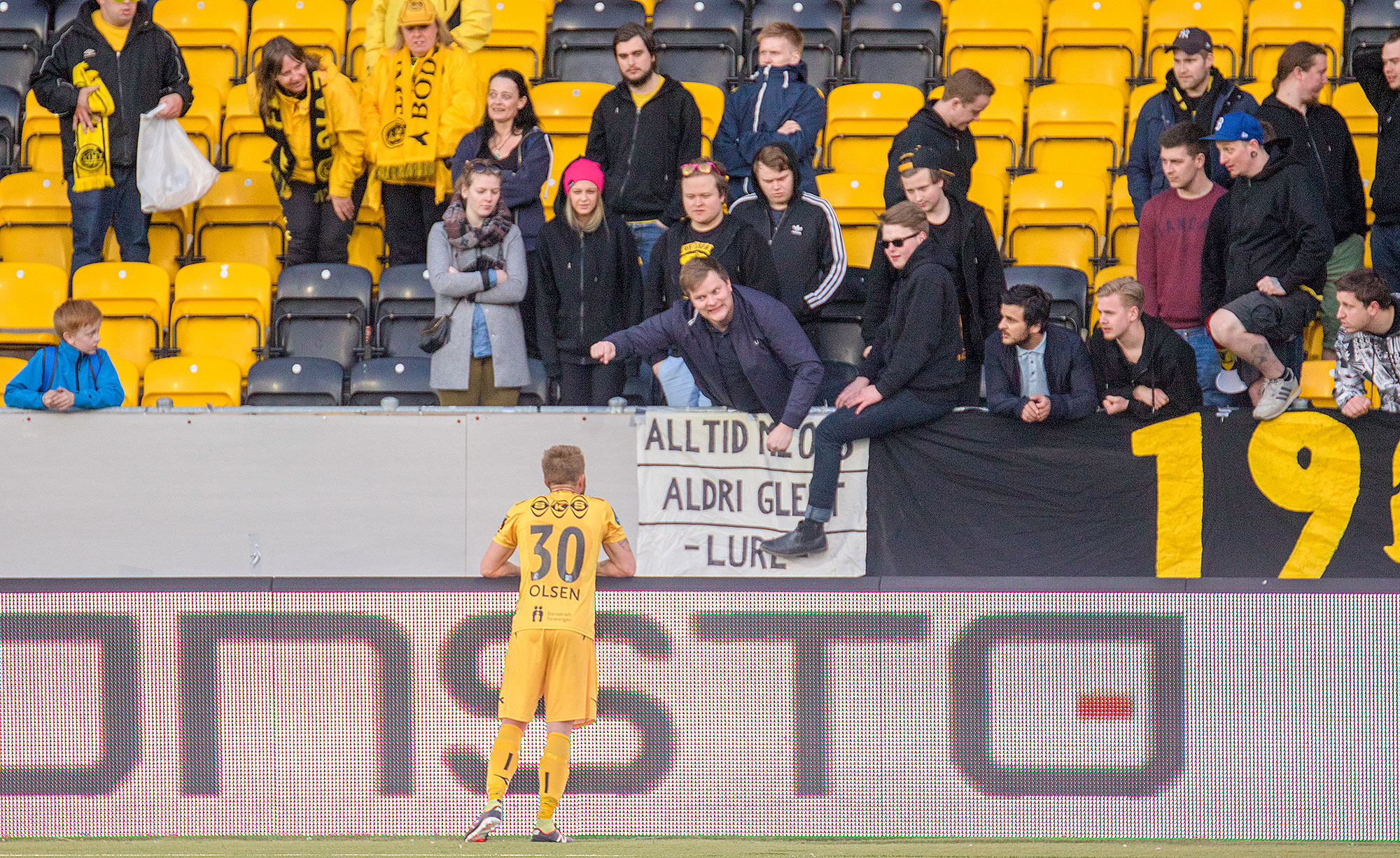 Trond Olsen viste kapteinstakter i møtet med engasjerte supportere etter tapet for Sarpsborg mandag kveld. Foto: Per-Inge Johnsen.