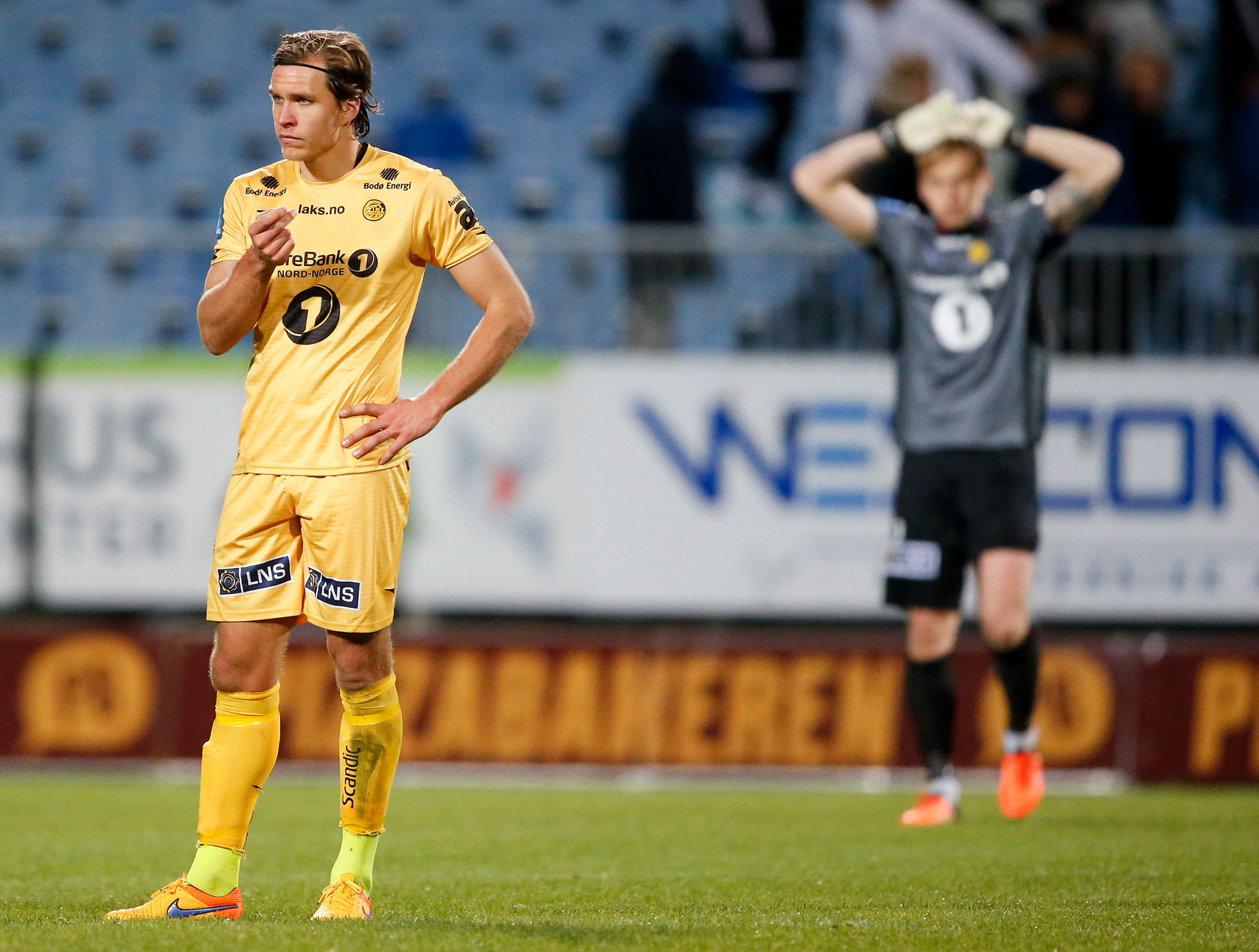 En tydelig skuffet Bodø/Glimts Martin Bjørnbak etter tapet for FK Haugesund Bodø/Glimts keeper Sergey Pogorelyi (i bakgrunnen). Foto: Jan Kåre Ness / NTB scanpix