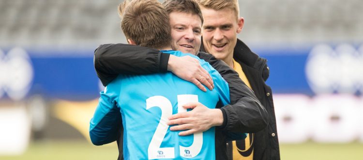 Aasmund Bjørkan sammen med to spillere han har fått til Glimt. Målvakten Ricardo og fjorårets Obos-suksess Kristian Fardal Opseth. Foto: Per-Inge Johnsen.