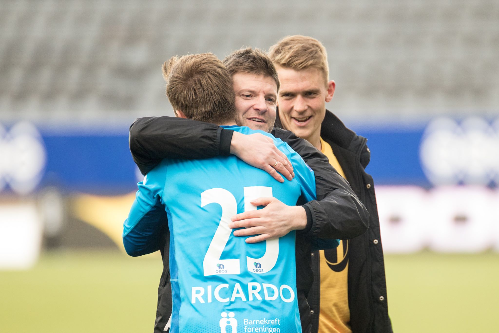 Aasmund Bjørkan sammen med to spillere han har fått til Glimt. Målvakten Ricardo og fjorårets Obos-suksess Kristian Fardal Opseth. Foto: Per-Inge Johnsen.