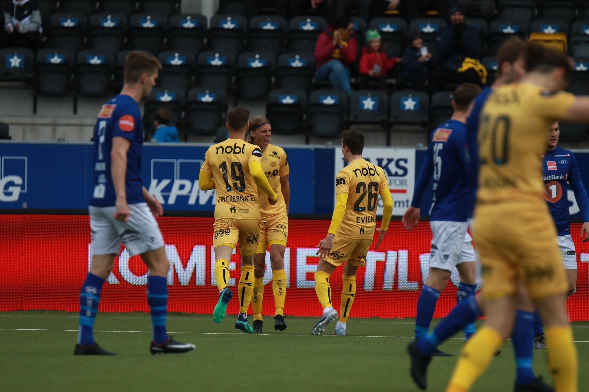 Jubel for glisne tribuner. Foto: Per-Inge Johnsen.